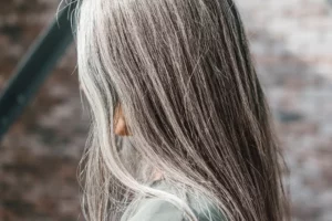 wellhealthorganic.com/know-the-causes-of-white-hair-and-easy-ways-to-prevent-it-naturally